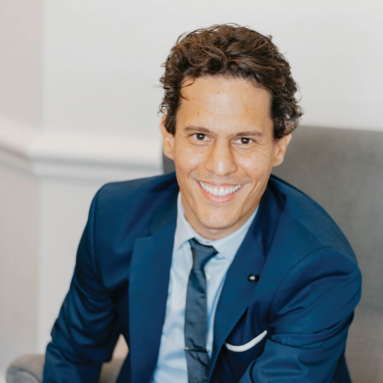 Dr. Roberto Macedo, DDS, MS, PhD, prosthodontist at Advanced Center for Cosmetic Dentistry